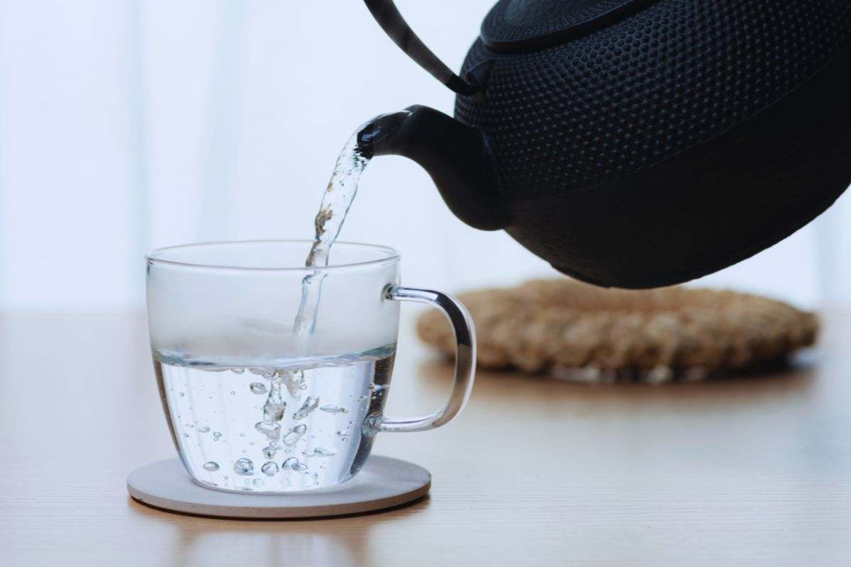 acqua calda da teiera a bicchiere