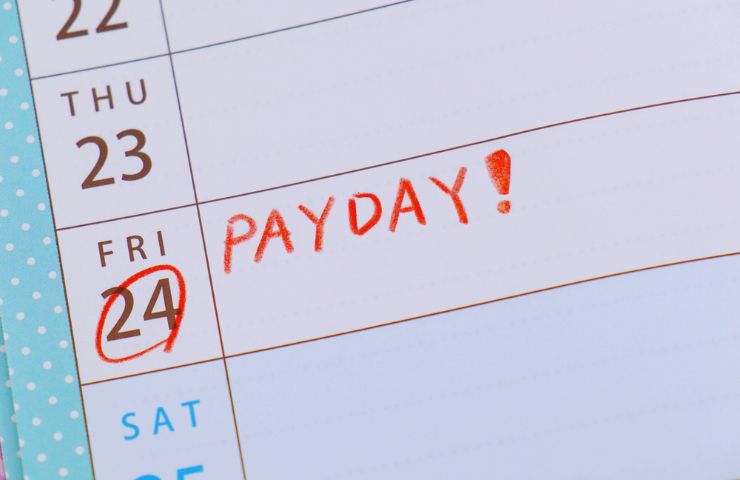 calendario con scritta rossa