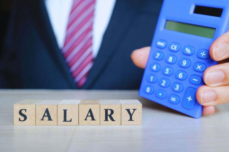 persona con giacca e calcolatrice